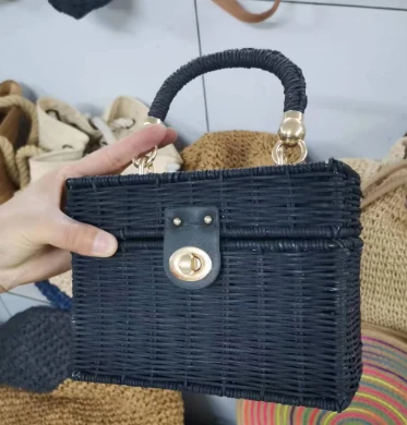 Naturlig rattan sort crossbody taske