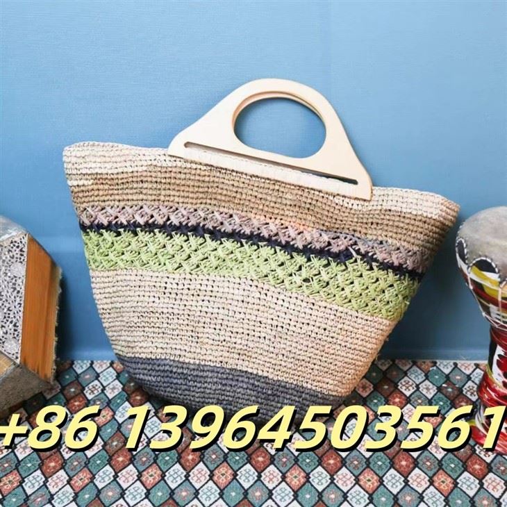 Raffia -håndtaske med træhåndtag