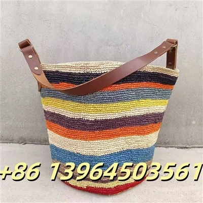 Farverig raffia spand med ægte læder